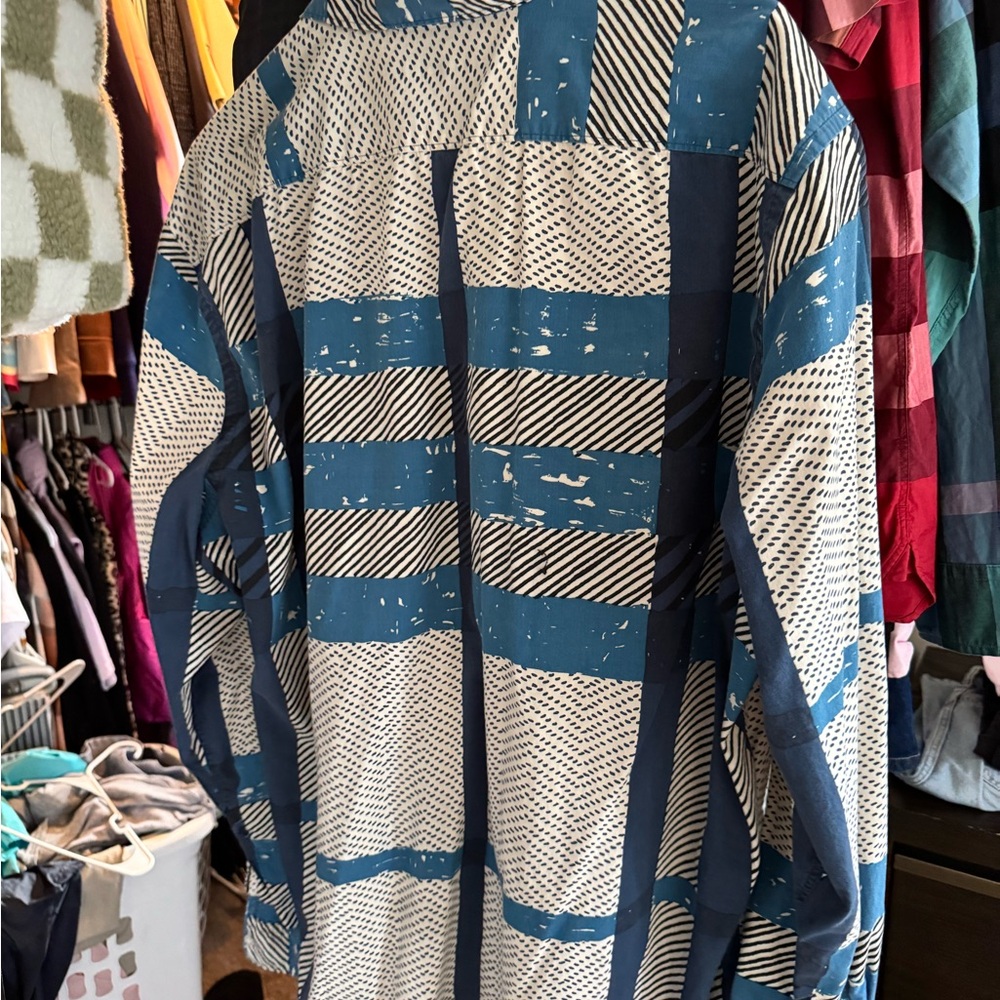 Lightly worn Burberry shirt
No rips or stains - Picture 4 of 9